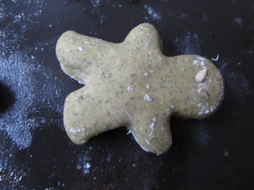 Zelený mužíček před vložením do trouby.