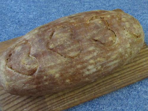 Domácí kváskový chléb s motivem srdíček