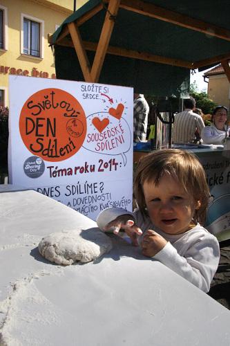 Práci s těstem si vyzkoušeli i ti nejmenší.