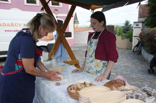 Někteří účastníci brali výuku velmi vážné a přišli dokonce v zástěře.