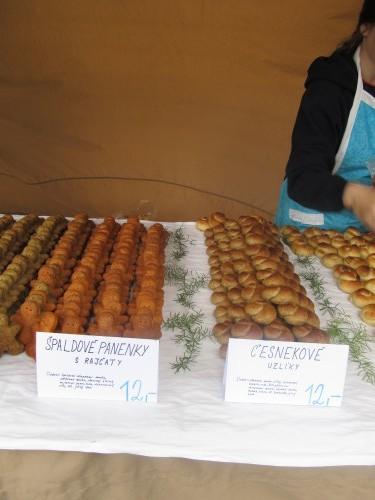 ...Česnekové uzlíky a Špekové šnečky s cibulkou.