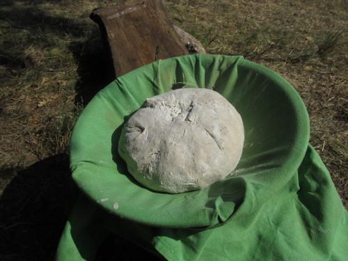 Vyzkoušeli jsme si také pečení chleba - zde zrovna jeden kyne v improvizované ošatce z misky a utěrky.