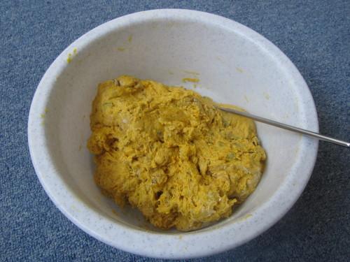 Dýně hokkaido propůjčí chlebovému těstu nádherně oranžovou barvu.