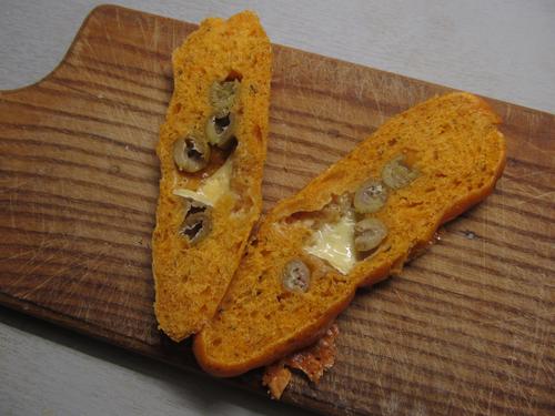 Až na jednu výjimku kvůli focení jsme je nerozkrajovali ani ničím nemazali, chutnaly výtečně jen tak ještě trochu teplé stejně jako druhý den na svačinu.